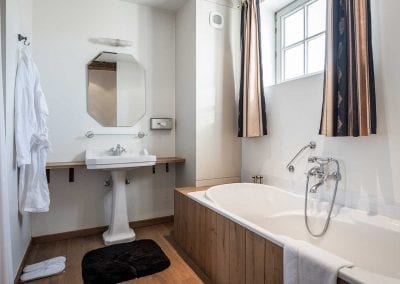 Hotelkamer n° 1 met met luxe badkamer met bad en regendouche