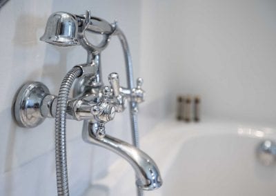 Hotelkamer n° 1 met met luxe badkamer met bad en regendouche